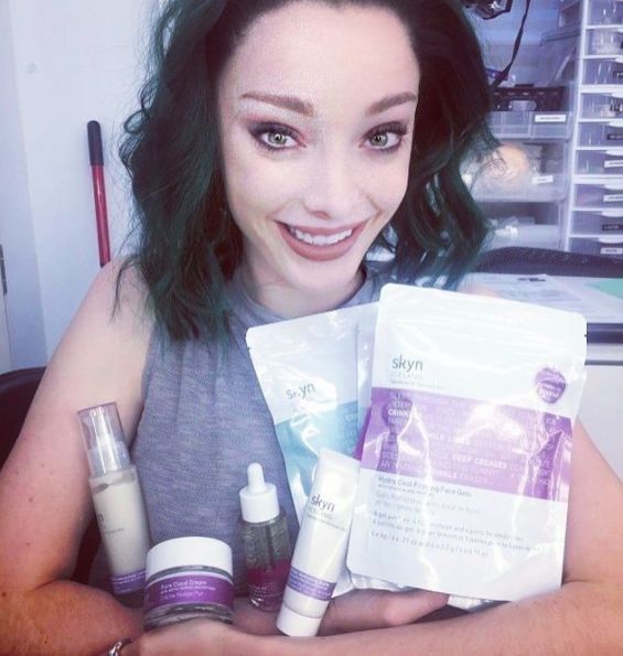 爆红网络靠一头绿发？让80万人沦陷的绝世美颜，竟是靠化妆台上的