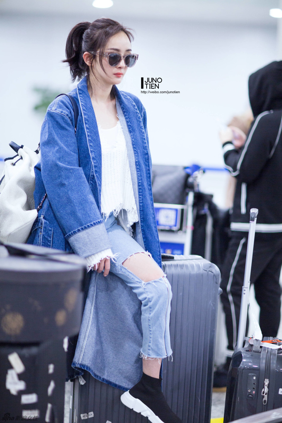 来看机场女王杨幂穿搭 (带货女王杨幂最新街拍造型引热议)