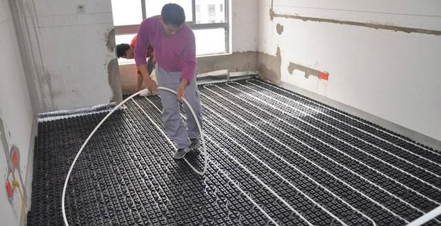 装了地暖地上还能走水电吗？我家师傅建议这么装