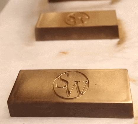 黄金蛋糕的特点是什么,现在蛋糕还用金箔吗