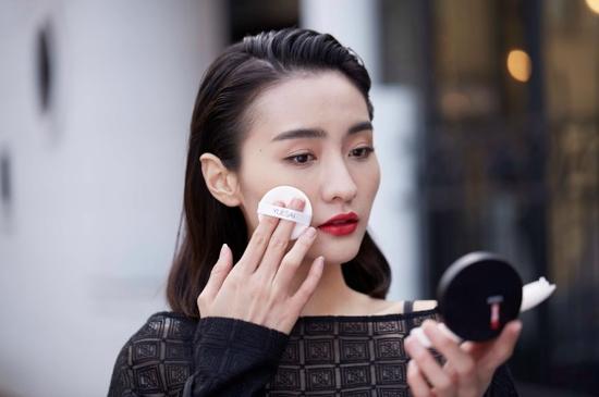 脸上用的酸类产品过期了还能用吗,过期产品还可以抹在脸上吗