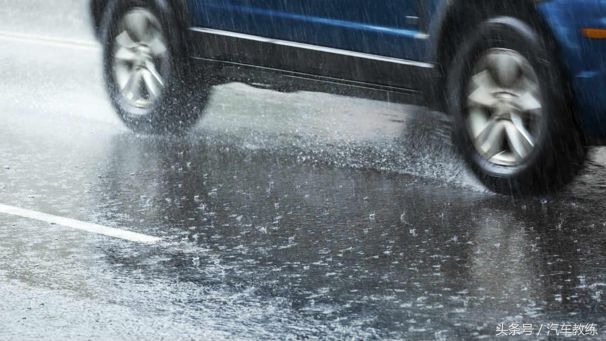 夏季雨天行车打滑侧滑注意事项,雨天开车如何避免打滑行驶