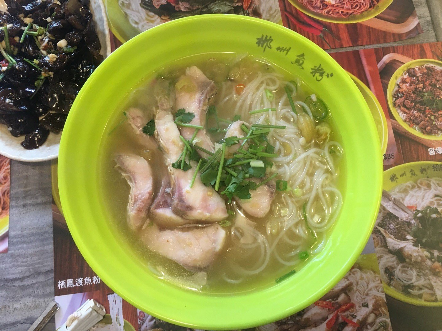 香港九龙城开了家郴州栖凤渡鱼粉店