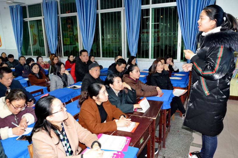 恩施市实验小学生家长会,家长会真诚沟通携手并进