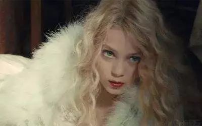 她11岁登上杂志封面，12岁拍摄色情电影，却跟母亲打了20年官司