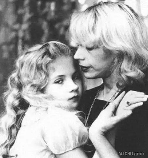 她11岁登上杂志封面，12岁拍摄色情电影，却跟母亲打了20年官司