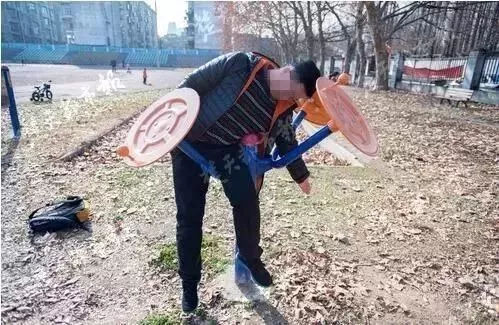 小区健身器撞腿,小区的健身器材把孩子头摔爆