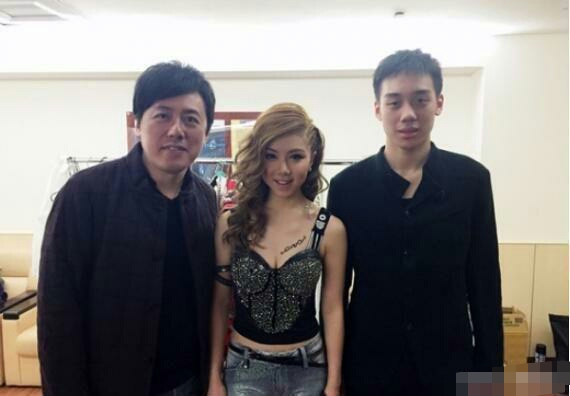 张宇峰全家照,张宇和老婆近照