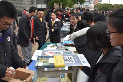 学雷锋爱心义卖活动小学生日记,小学生开展学雷锋献爱心义卖捐款