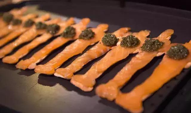 狂欢：当小金人遇上12000杯香槟