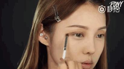眼线睫毛膏眼影的化妆顺序,眼部化妆新人教程手涂眼影