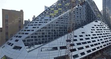 这个人在纽约最贵的地方，为穷人建了座金字塔