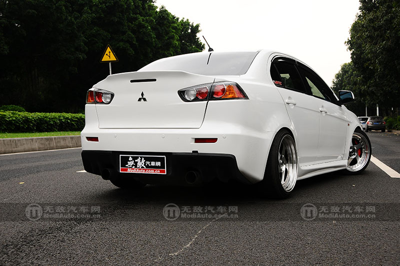 穿梭于繁华都市演绎着专属的姿态翼神