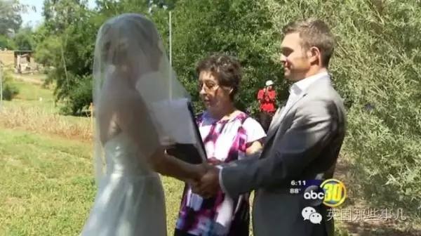 PO!闻主人臭脚狗狗转头作呕外国情侣办婚礼请1000只喵星