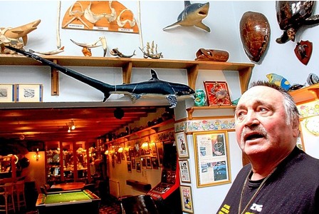 他钓起的鱼,以吃北极熊为生