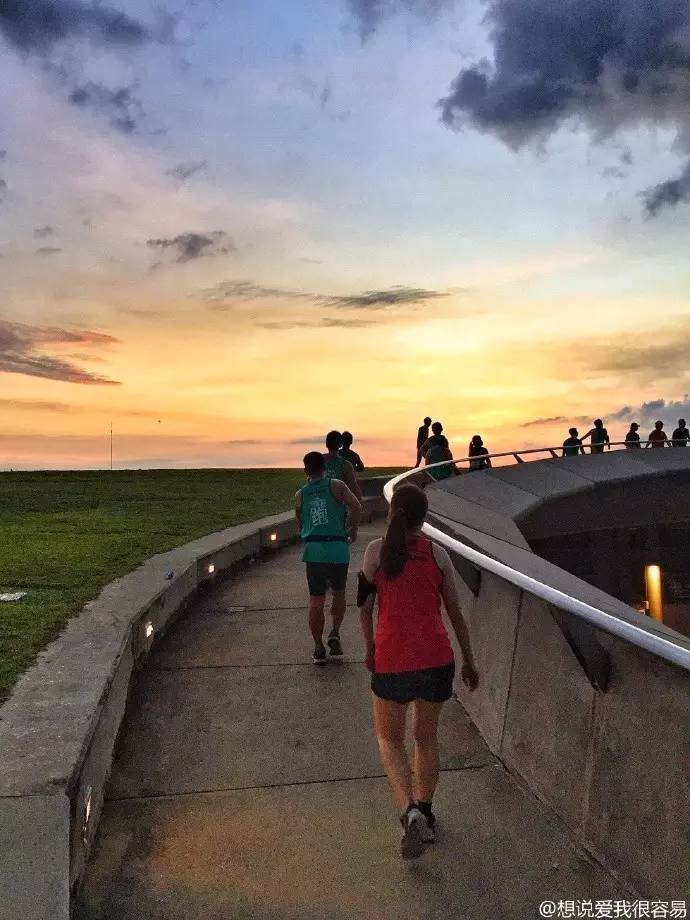 跑出一腿痱子热到炸裂!就这么铭记了新加坡日落马拉松的最美日出