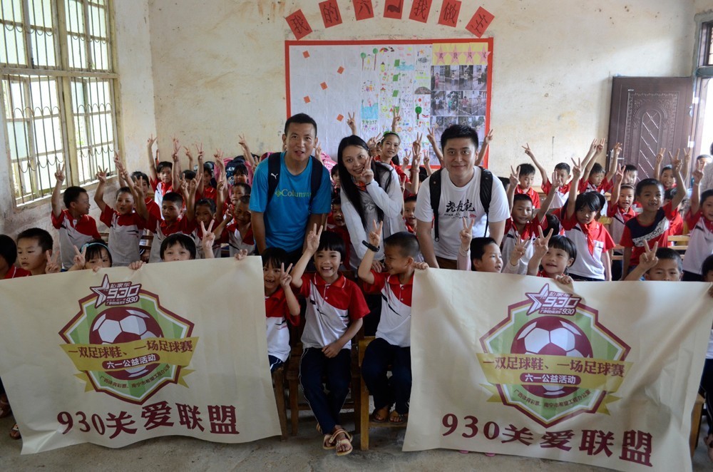 竟然有那么帅气的歪果仁教练来教踢球！这个六一真过瘾！