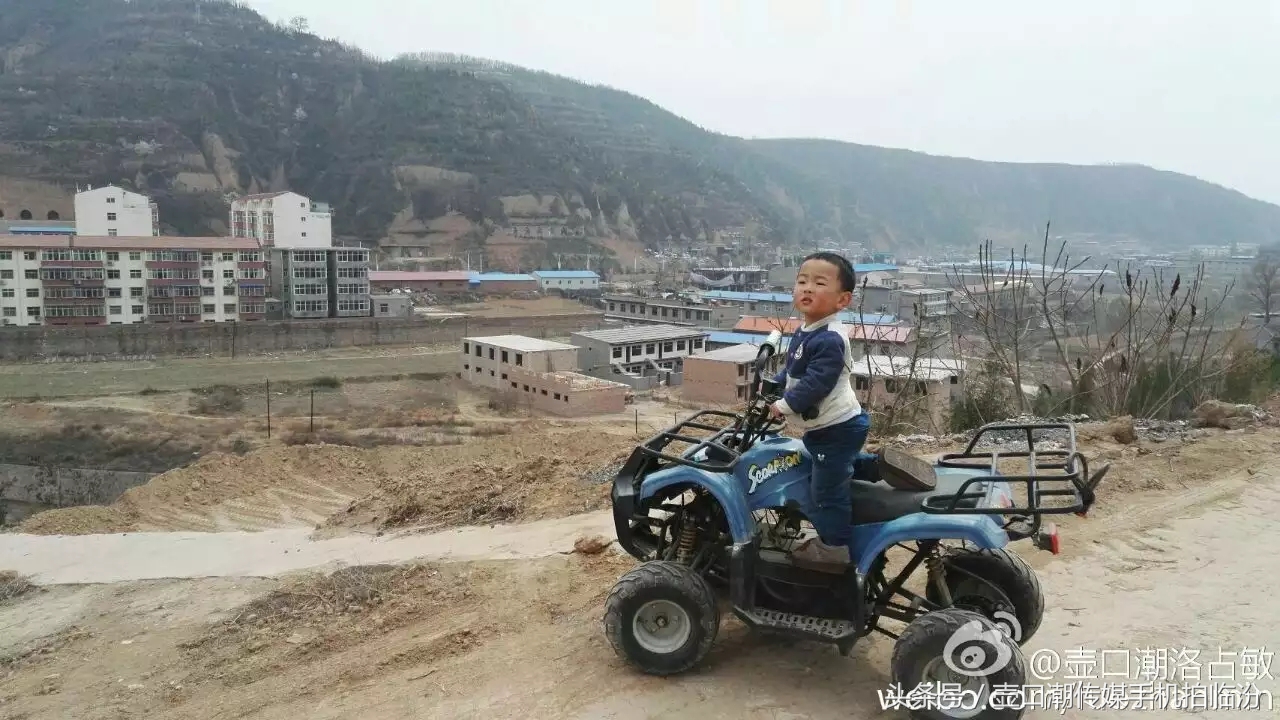 临汾：不买摩托的理由是怕挂档费鞋～十五元一双的鞋你会穿吗？