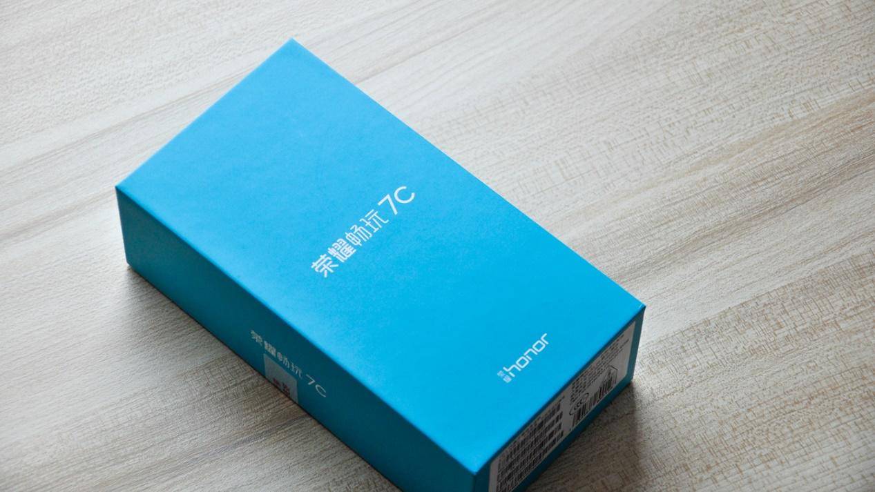 首款人脸识别+后置双摄899元起！荣耀畅玩7C良心评测