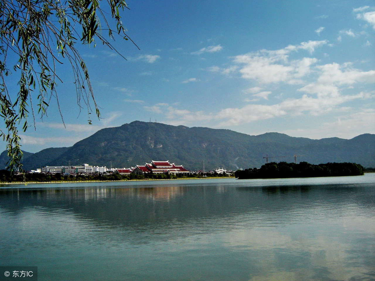 *疆新**这个城市被号称为“赛似小上海”戈壁滩上的“小上海”