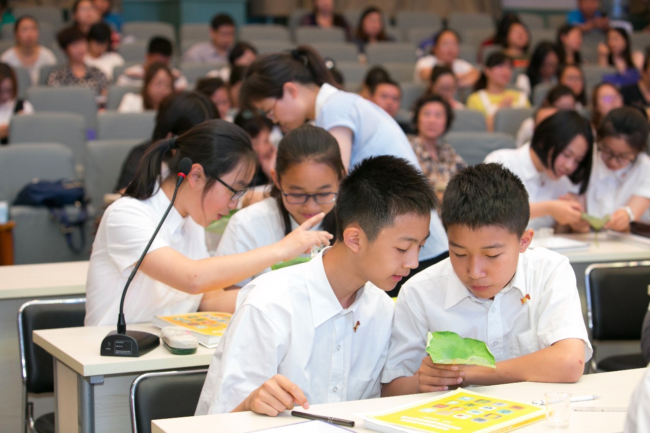 以《探秘莲之圣洁》、《火场疑云》课堂为例展示图书资源与学科群教学的融合