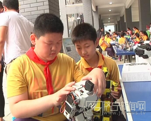 济宁霍家街小学学生宣誓,济宁市霍家街小学教室