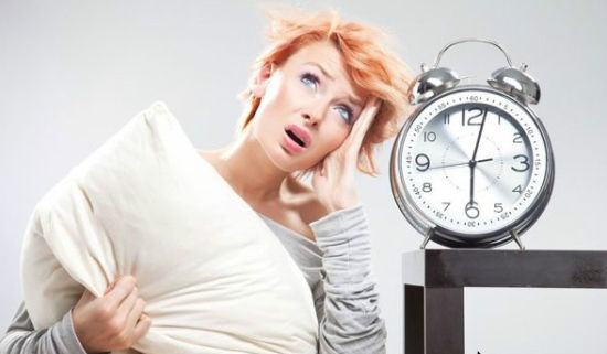 脸上痘痘挤出来白色固体颗粒,脸上的痘痘挤出来白色的东西