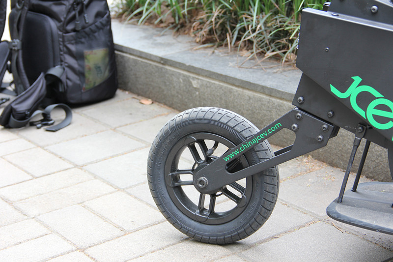 站着开车也很酷即酷立行电动车全体验