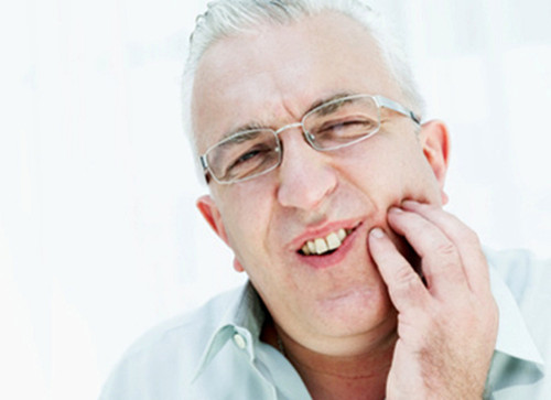 牙龈肿痛老喝水还是口干舌燥,牙龈肿痛导致半边脸肿痛喝水都痛