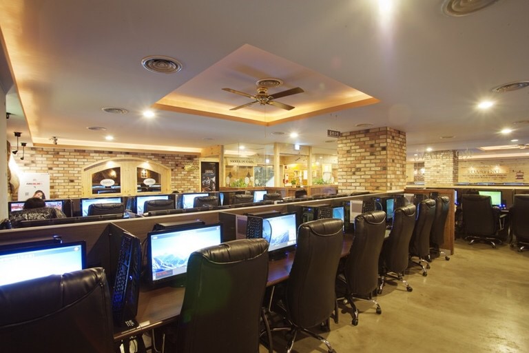 怪不得韩国欧巴脸滚键盘也能赢中国吊丝！原来他们的网吧是这样