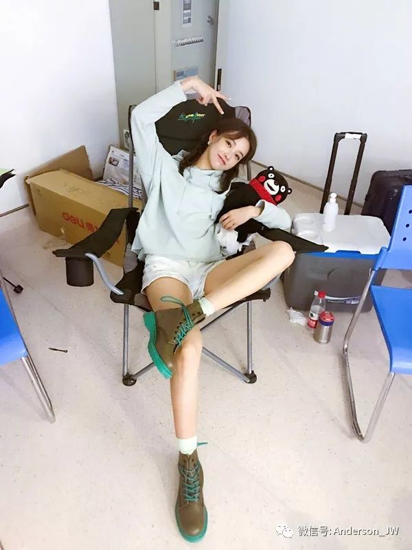 从扭腰到米兰｜一双漫画腿，她时髦纵横两大洲