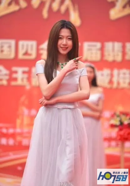 太壮观了!玉博城接待中心开放近万人围观,千万豪车、翡翠大秀、雄狮争霸激情上演