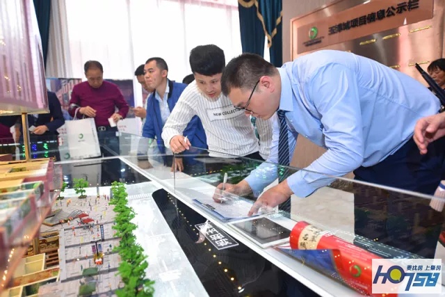 太壮观了！玉博城接待中心开放近万人围观，千万豪车、翡翠大秀、雄狮争霸激情上演