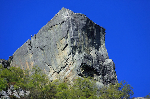 你敢站在悬崖边拍视频吗,你敢站在房顶边缘吗