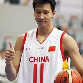 他是男篮核心却被批软蛋，耍大牌险自毁前程，娶超模娇妻家庭幸福