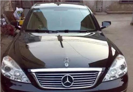 小伙将黄海旗胜改成奔驰ML，骗得好几个姑娘财色尽失！