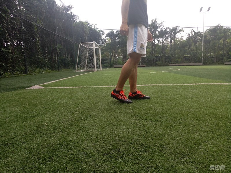 迪卡侬agility500mg足球鞋,开箱白红色的迪卡侬足球鞋