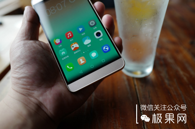 荣耀的这个电话充满心机，镜头竟可以翻转180°