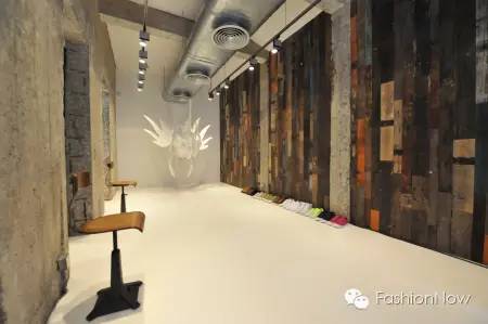 他的女朋友很多，但挚爱一直没变过