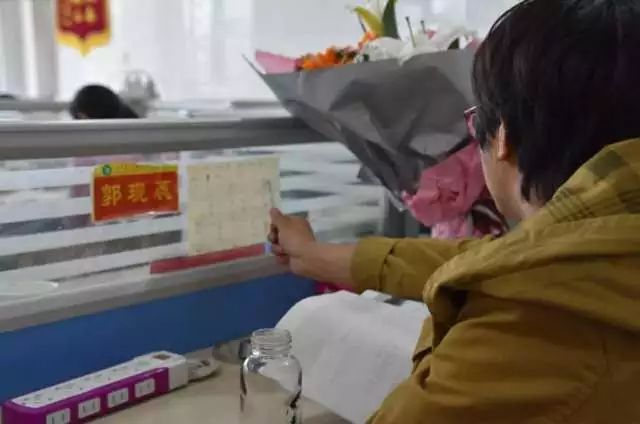 女老师腰疼上课捶腰电视剧,女教师跪在椅子上讲课