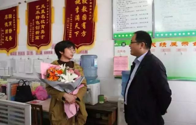 女老师腰疼上课捶腰电视剧,女教师跪在椅子上讲课