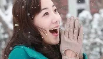 她年纪轻轻却与赵本山*祖英宋**平起平坐，背景身家壕到吓人被曝隐婚