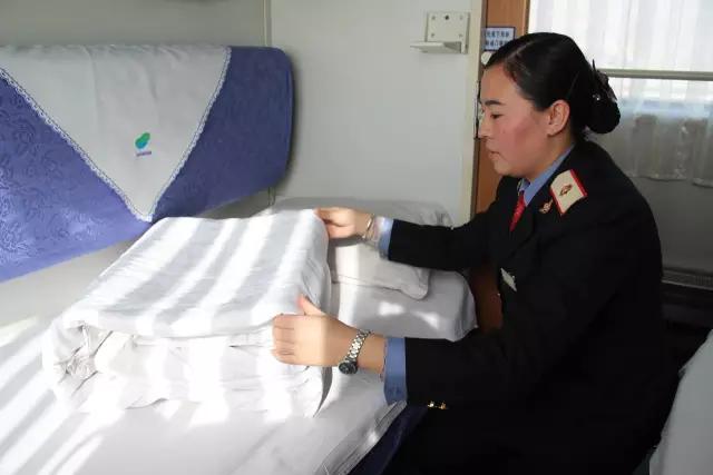 火车列车员真实工作,火车上的列车员一个月工资多少钱