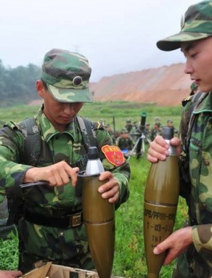 迫击炮弹后面的白色环,迫击炮弹尾部为什么绑沙袋