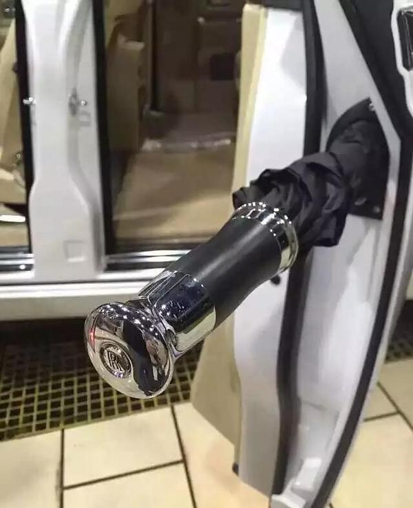 劳斯莱斯自带雨伞干什么用的,劳斯莱斯雨伞可以干嘛