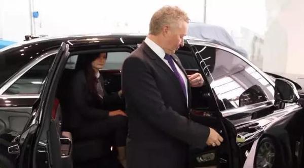 劳斯莱斯自带雨伞干什么用的,劳斯莱斯雨伞可以干嘛