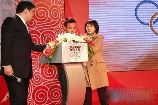 名嘴公开*辱侮**球员是废柴，引发意大利球迷公愤，央视竟不敢处罚他