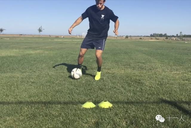 足球技巧人人必会的3个变向技巧,足球过人实用技巧五人制