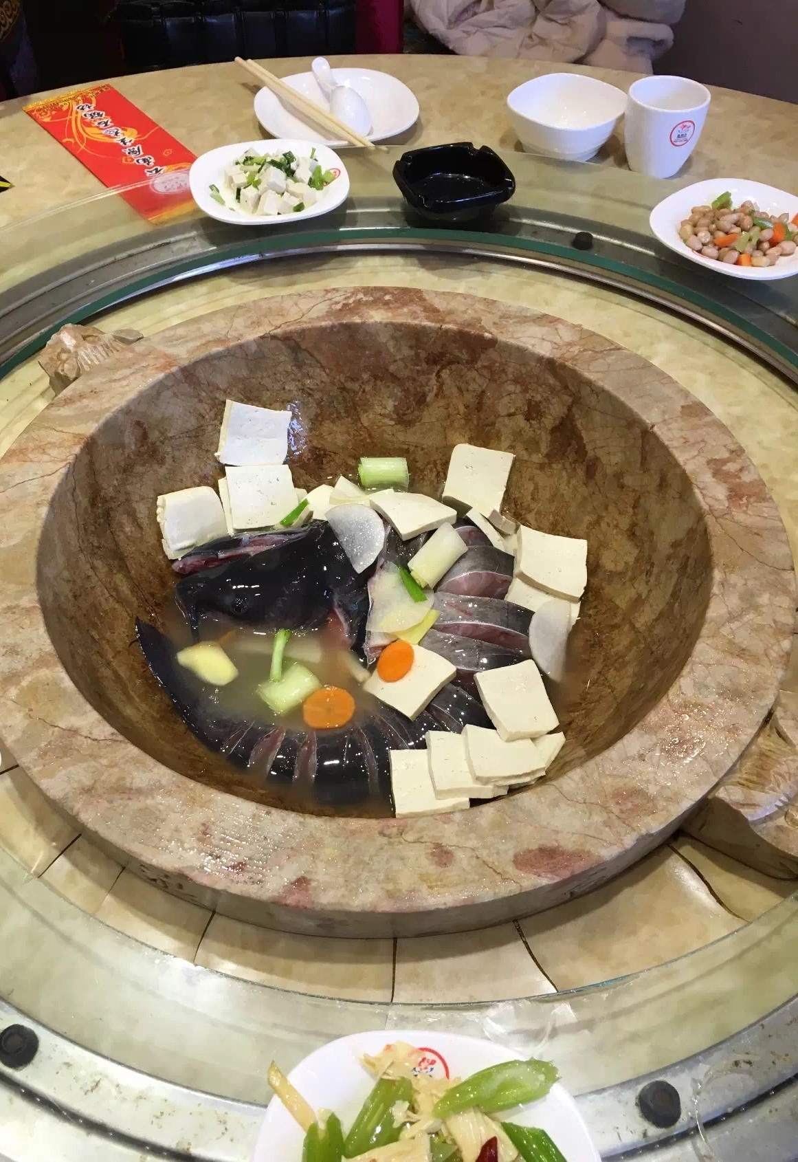 你们吃过这样的云南蒸汽石锅鱼吗,终于吃到了心心念念的云南石锅鱼