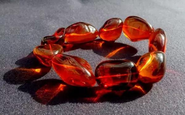 抚顺琥珀血珀好还是蓝珀好,琥珀蜜蜡哪种有收藏价值